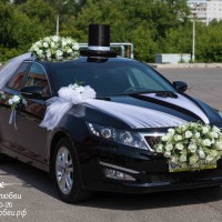 белые свадебные украшения на автомобиль со шляпой и фатой